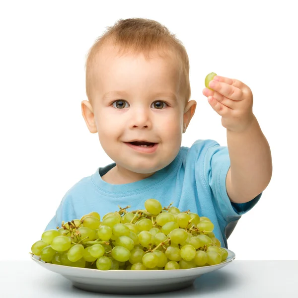 Küçük oğlan üzümleri yiyor — Stok fotoğraf