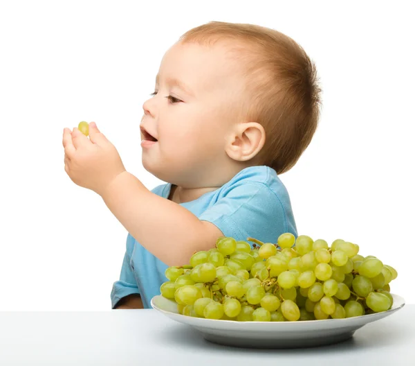 Мальчик ест виноград. — стоковое фото