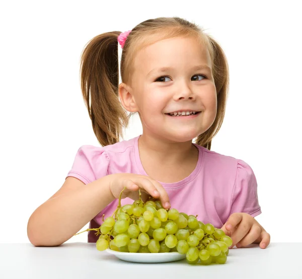 Klein meisje is het eten van druiven — Stockfoto