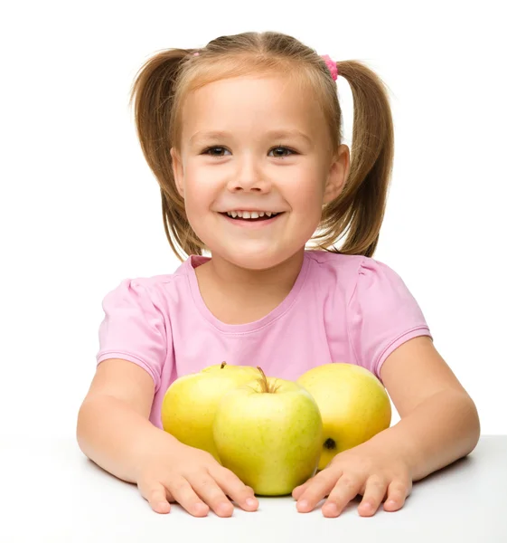 Liten flicka med äpplen — Stockfoto