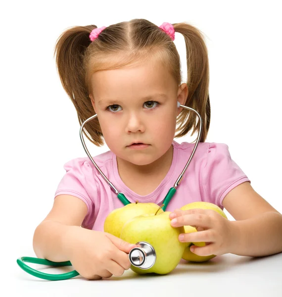 Liten flicka med äpplen — Stockfoto