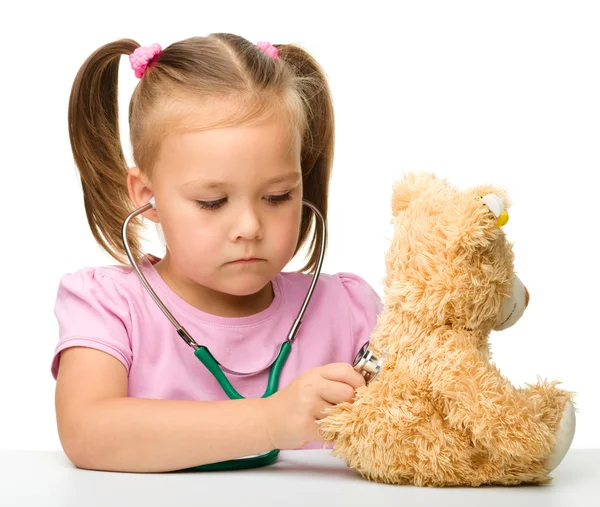 小女孩在玩她的玩具熊 — 图库照片