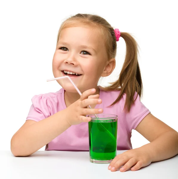 Маленькая девочка с бокалом эстрагонного напитка — стоковое фото