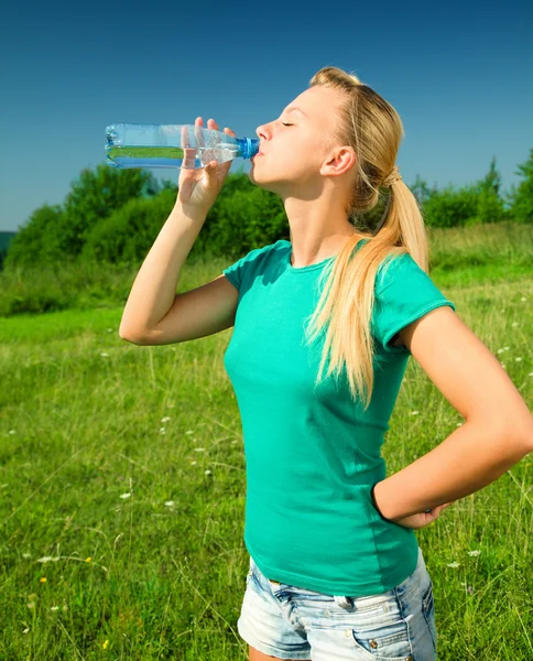 Junge Frau trinkt Wasser im Freien — Stockfoto
