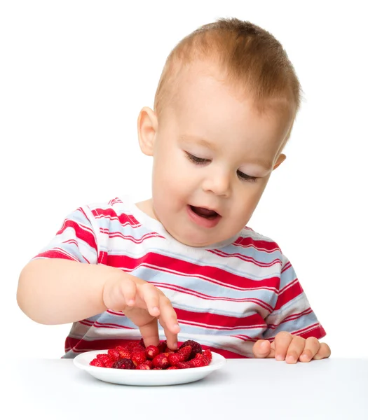 Süßer kleiner Junge mit Erdbeeren — Stockfoto