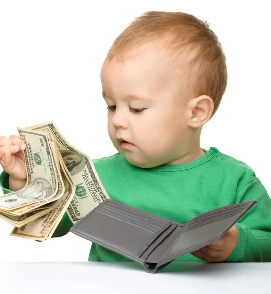 Sevimli küçük çocuk para sayma — Stok fotoğraf