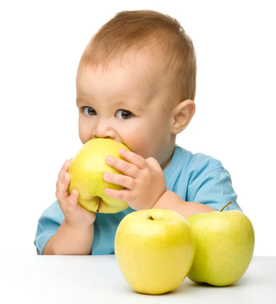 Kleiner Junge beißt in gelben Apfel — Stockfoto