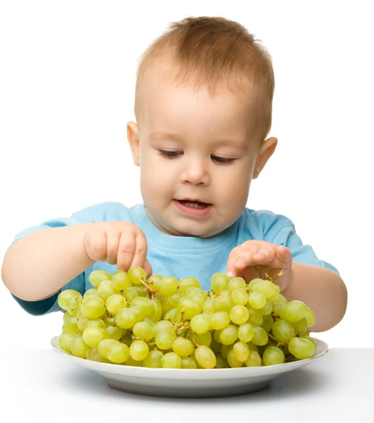 小さな男の子はブドウを食べています。 — ストック写真