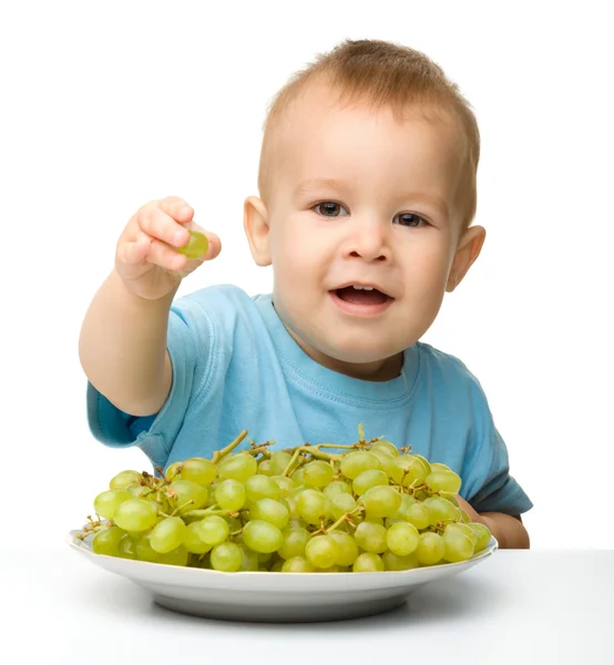 Le petit garçon mange du raisin — Photo