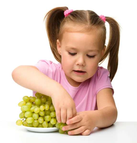Küçük kız üzümleri yiyor — Stok fotoğraf
