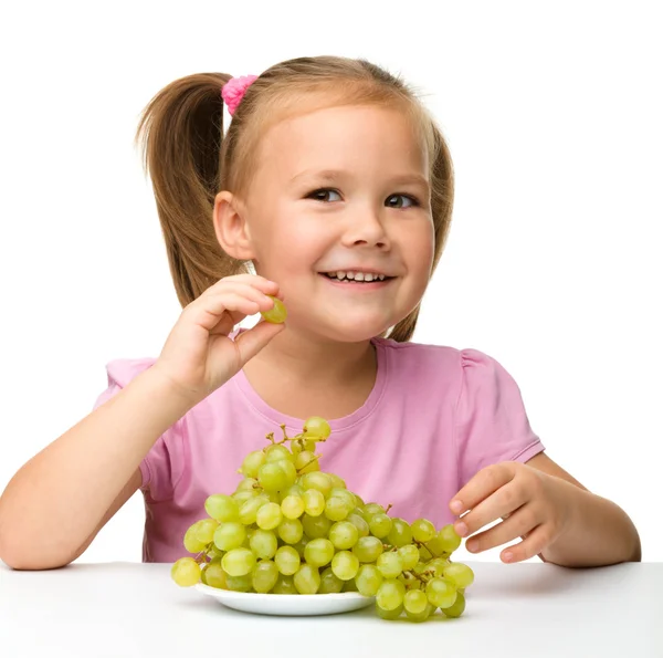 Küçük kız üzümleri yiyor — Stok fotoğraf