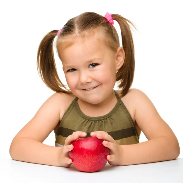Kleines Mädchen mit rotem Apfel — Stockfoto