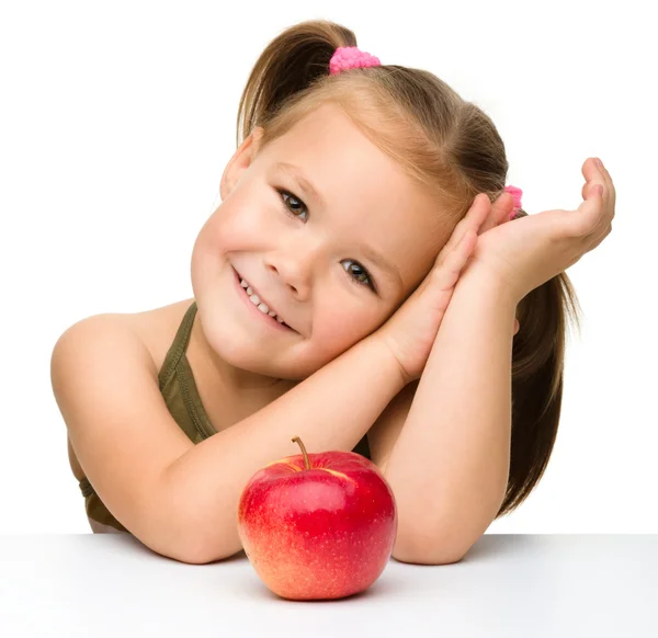 Petite fille avec pomme rouge — Photo