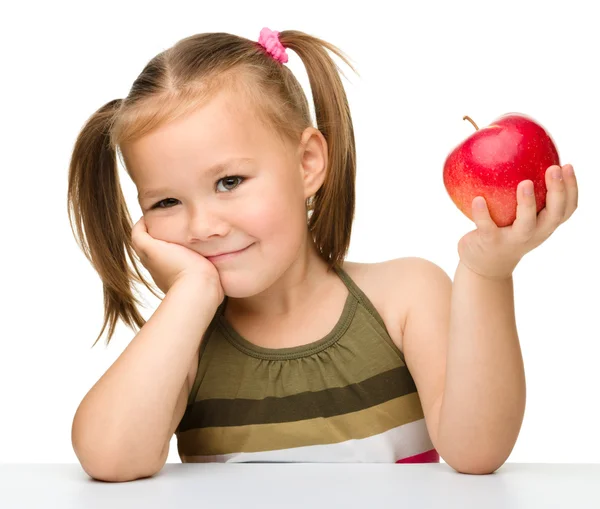 Petite fille avec pomme rouge — Photo