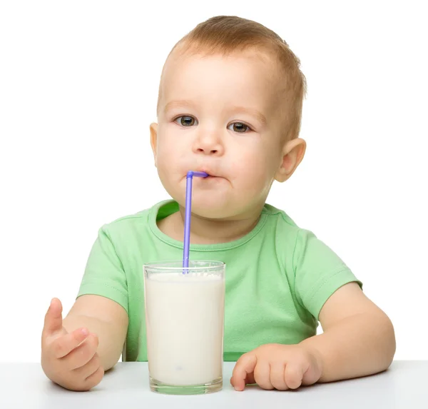 귀여운 꼬마 우유 마시고 — 스톡 사진