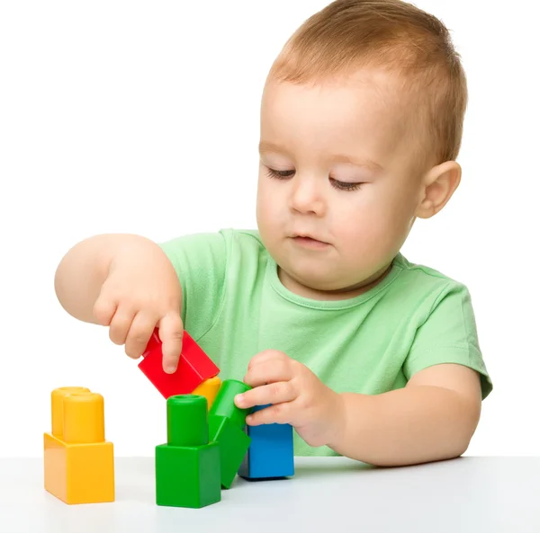 Bambino gioca con mattoni da costruzione — Foto Stock