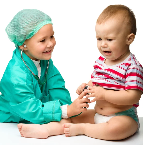 Дети играют в доктора со стетоскопом — стоковое фото