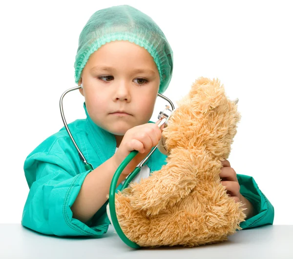 Маленькая девочка играет в доктора со стетоскопом — стоковое фото