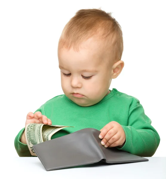 Ładny mały chłopiec jest liczenie pieniędzy — Zdjęcie stockowe
