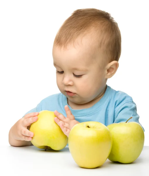 Niño pequeño con manzana —  Fotos de Stock