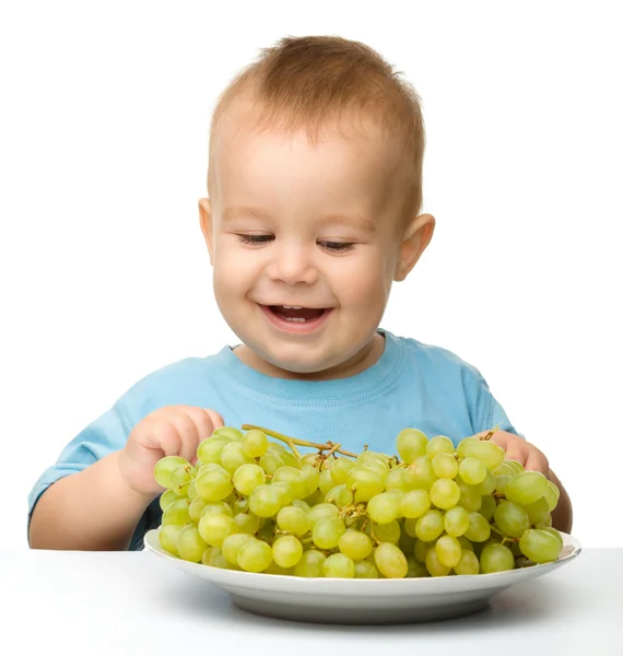 Le petit garçon mange du raisin — Photo