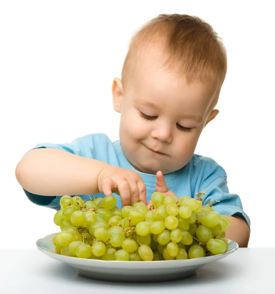 Küçük oğlan üzümleri yiyor — Stok fotoğraf
