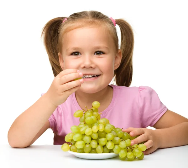 La niña está comiendo uvas. —  Fotos de Stock