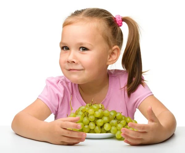 Liten flicka äter vindruvor — Stockfoto