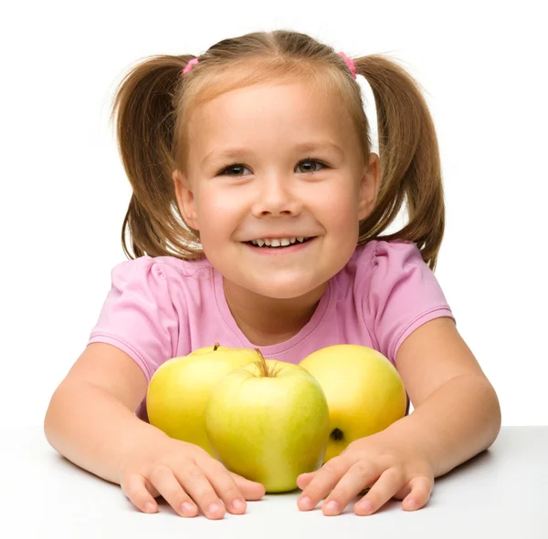 Kleines Mädchen mit Äpfeln — Stockfoto