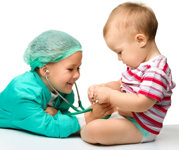 As crianças estão brincando de médico com estetoscópio — Fotografia de Stock