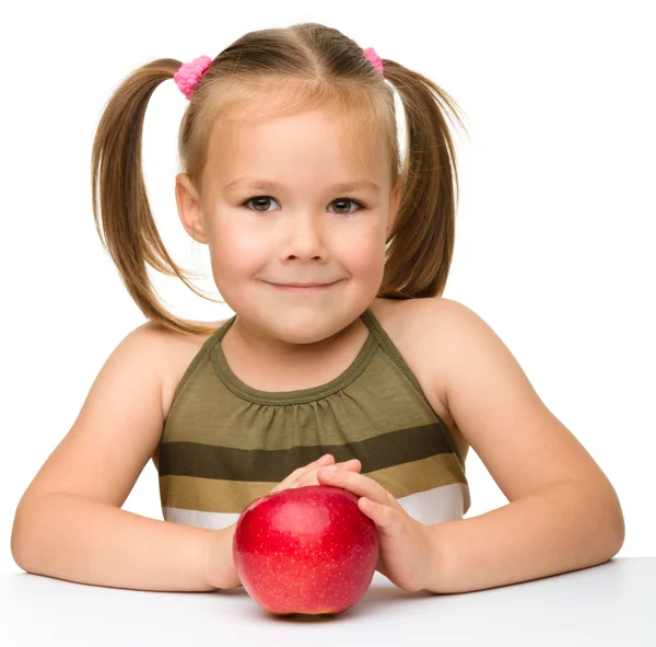 Маленькая девочка с красным яблоком — стоковое фото