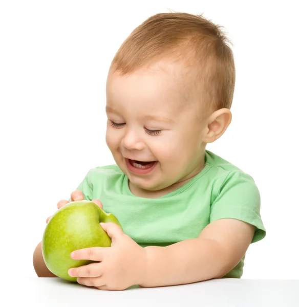 Il bambino sta mangiando mela verde — Foto Stock