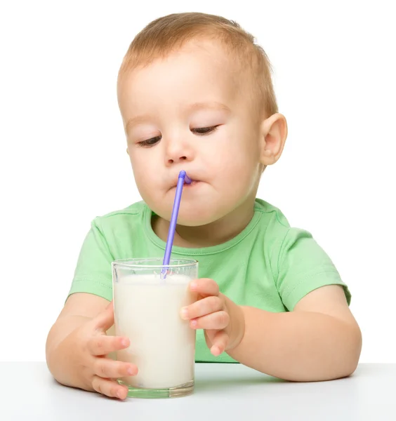 Sevimli küçük çocuk süt içiyor — Stok fotoğraf