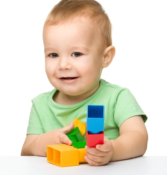 Mały chłopiec bawi się budynek cegieł — Zdjęcie stockowe