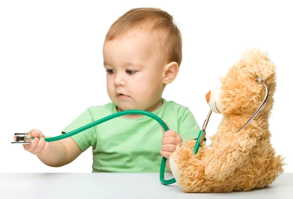 Mały chłopiec bawi się lekarz z stetoskop — Zdjęcie stockowe