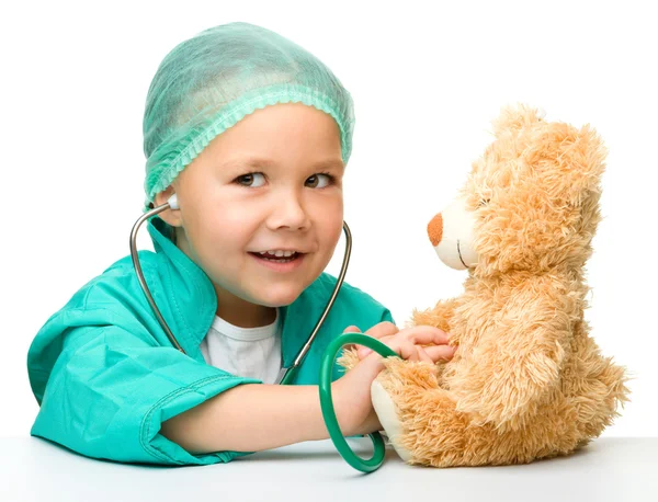 Dziewczynka bawi się lekarz z stetoskop — Zdjęcie stockowe