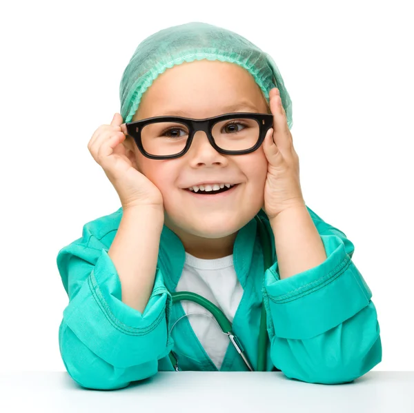 Маленькая девочка играет в доктора со стетоскопом — стоковое фото