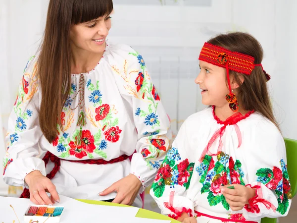 Mor och barn i ukrainska nationella duk — Stockfoto