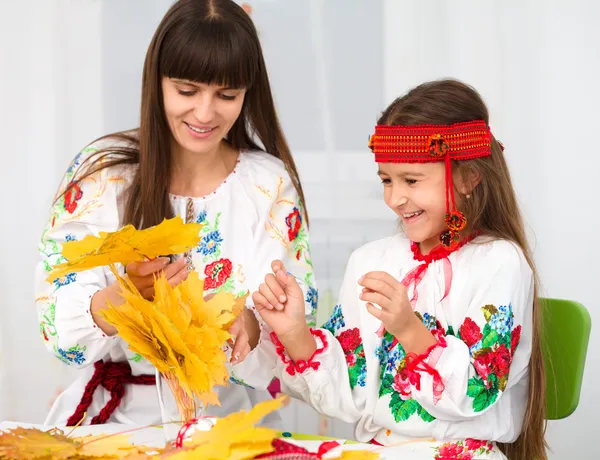 Mère et enfant en tissu national ukrainien — Photo