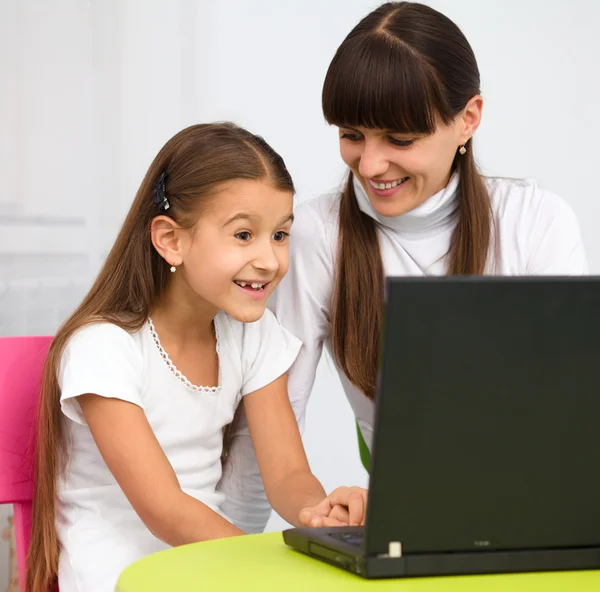 Een haar moeder dochter met laptop — Stockfoto