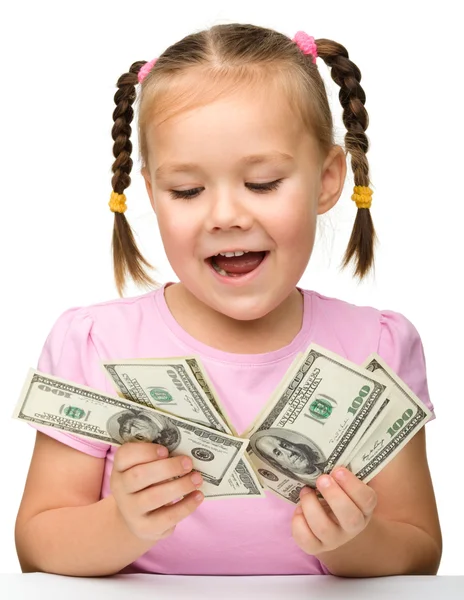 Söt liten flicka med papperspengar - dollar — Stockfoto
