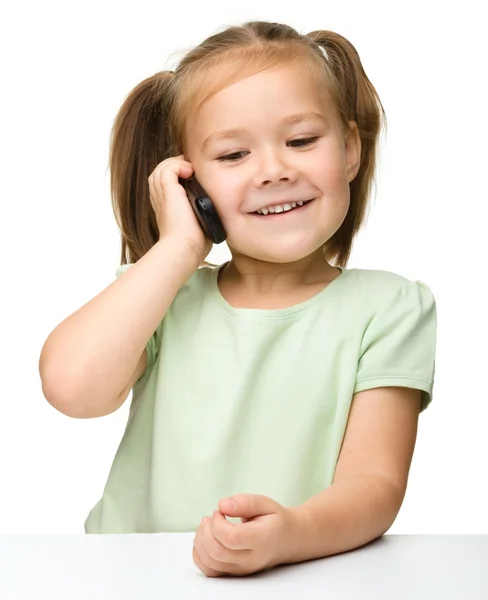 Schattig klein meisje praat op mobiele telefoon — Stockfoto