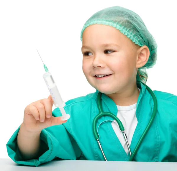小女孩正在玩的医生用注射器 — 图库照片