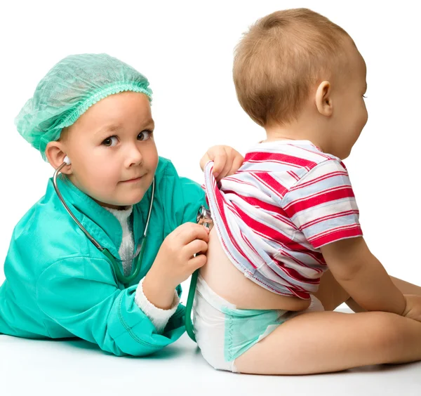 Barn leker doktor med stetoskop — Stockfoto