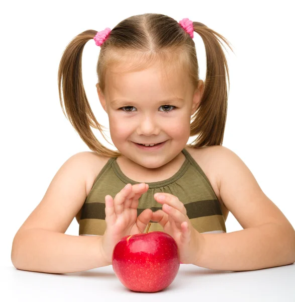 Liten flicka med rött äpple — Stockfoto