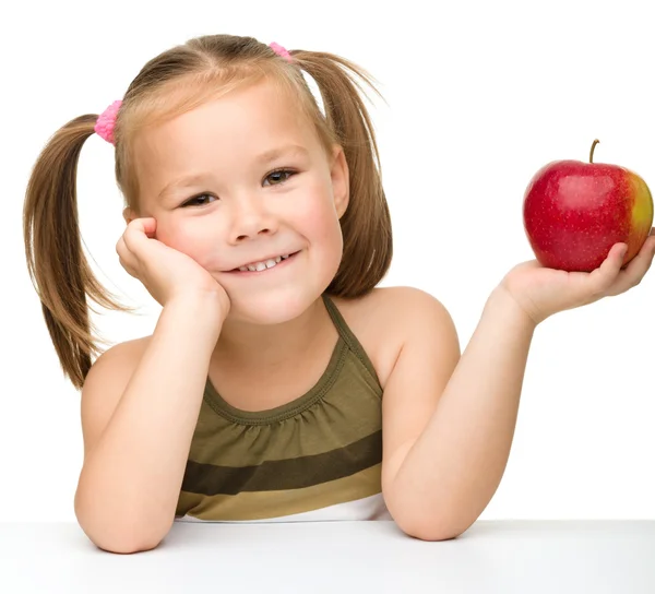 Liten flicka med rött äpple — Stockfoto