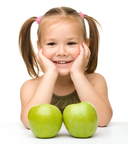 Дівчинка з двома зеленими яблуками — стокове фото