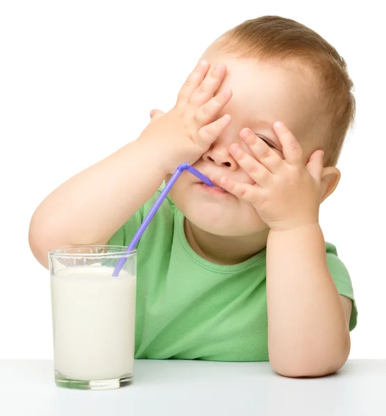 Милый мальчик пьет молоко. — стоковое фото