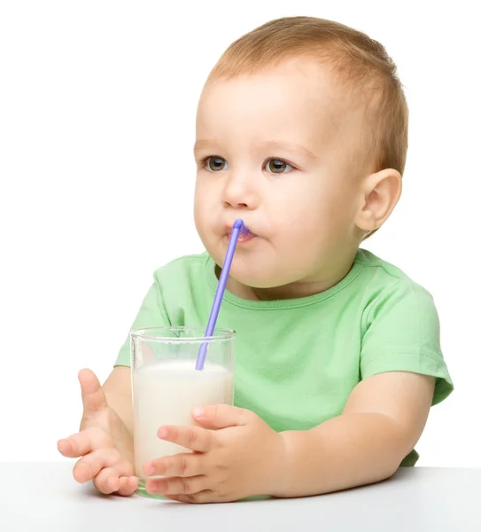 Милий маленький хлопчик п'є молоко — стокове фото