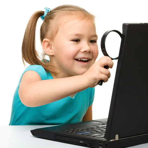 Kleines Mädchen mit Laptop — Stockfoto